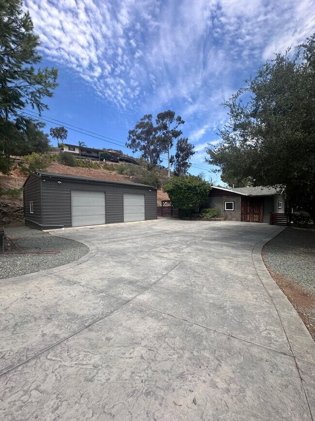 Foto del edificio - 11555 Hi Ridge Rd