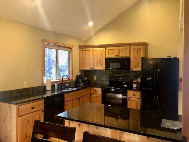 Building Photo - Sunriver Retreat - 2 Cedar Lane - FALL SPE...