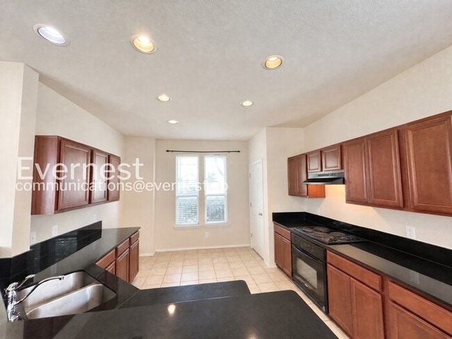 Building Photo - 3 Bed/3.5 Bath Home with Garage / Pet-Friendly / Available Now!