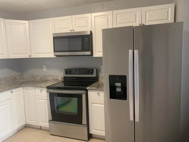 Building Photo - 2830 Somerset Park Dr