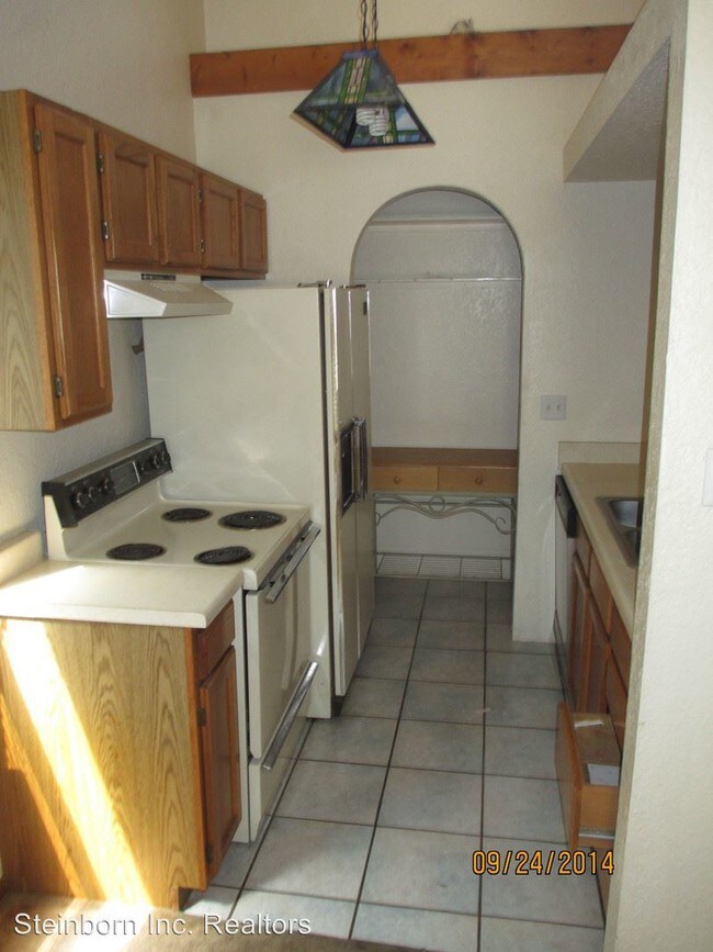 Building Photo - 1220 Camelot Dr