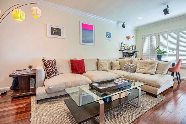 Foto del edificio - "Charming 1-Bedroom Retreat in Prime Santa Monica Location – Welcome Home!"