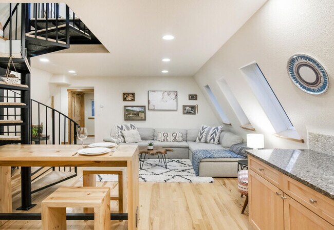 Foto del edificio - The Fox Den with views and creek on an acre!