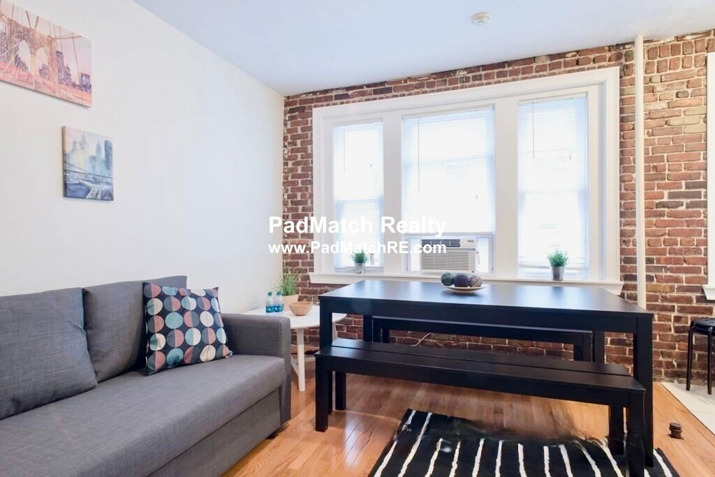 Primary Photo - 244 Kelton St