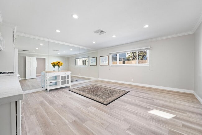 Building Photo - Coming Soon: Charming 1-Bedroom Back House in Newport Heights