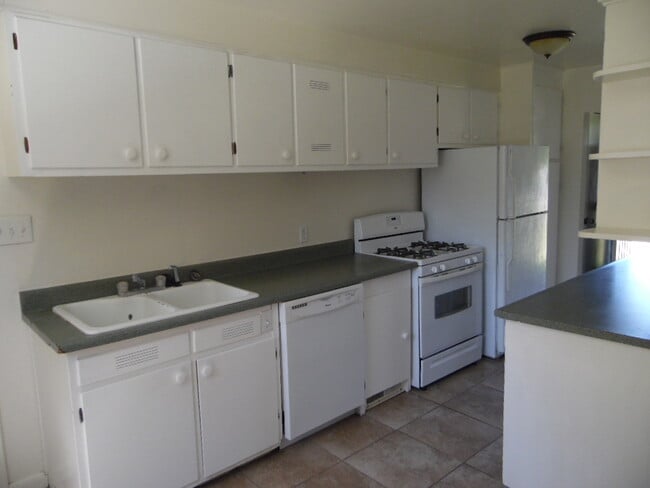 Building Photo - 210 E 200 N