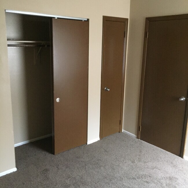 Primer dormitorio con armario doble, armario para ropa blanca y alfombra nueva. - 2410 S San Gully Rd