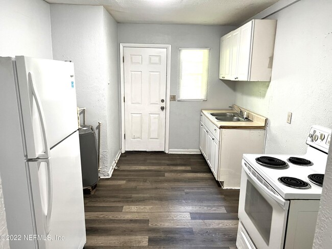 Foto del edificio - 1049 Glencarin St
