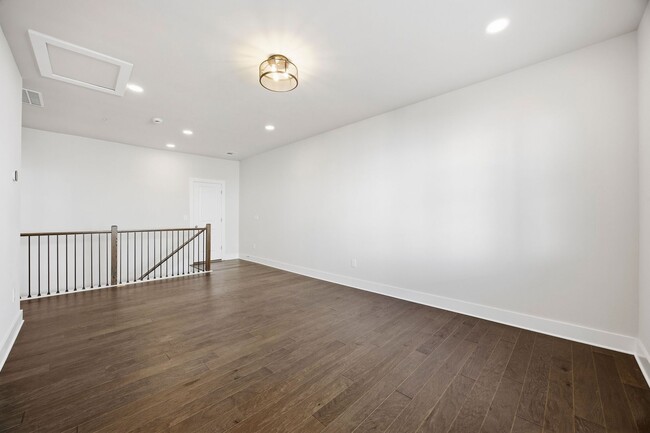 Building Photo - Westshore Living, Simply Done Right