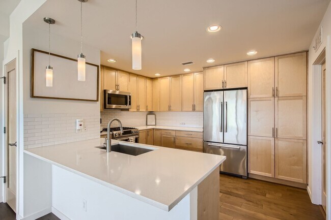 Foto del edificio - Modern 2 BDR Top Floor Condo in Louisville