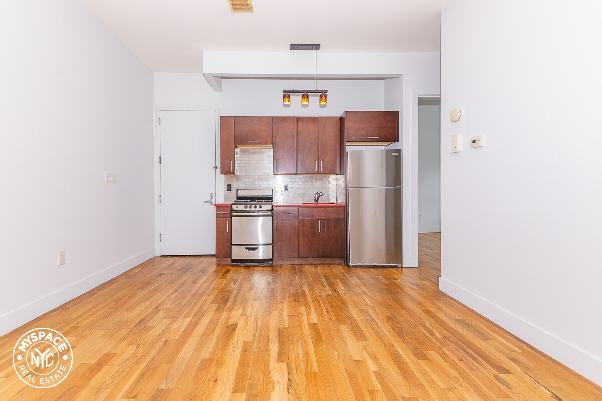Primary Photo - 54 Lewis Ave