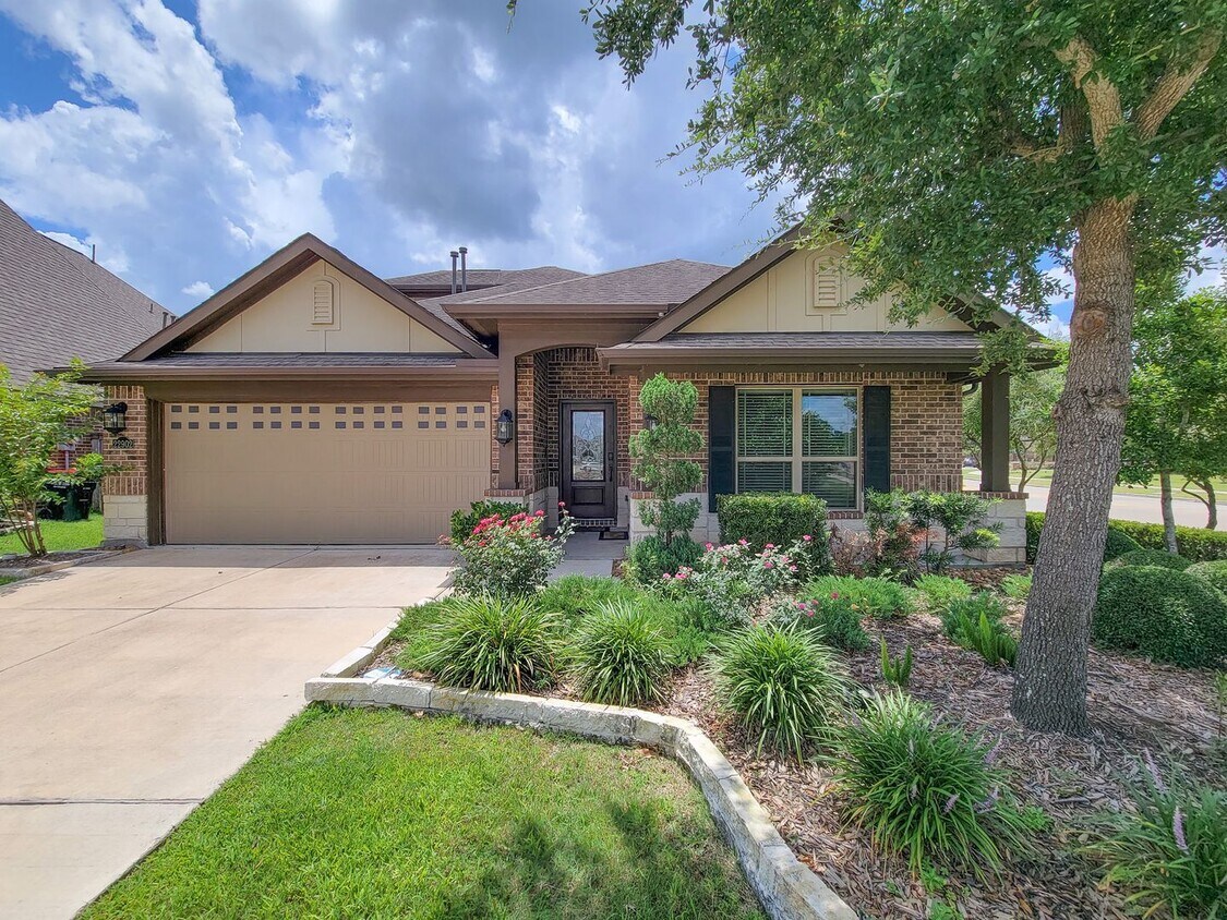 Foto principal - Beautiful Model Home that backup to the su...