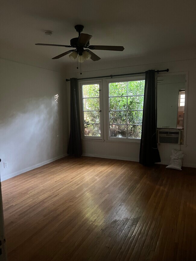 Foto del edificio - 330 N Palm Dr