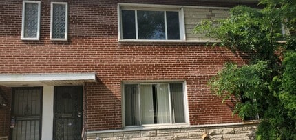 Building Photo - 2400 E 103rd St