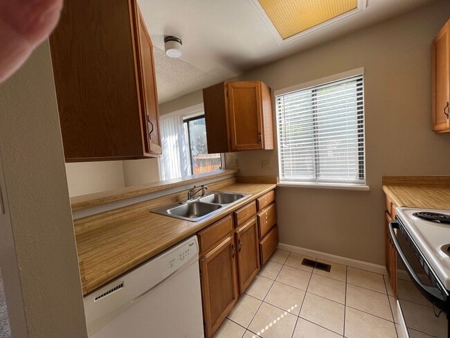 Building Photo - 2 Bedroom Townhouse close to Ft. Carson