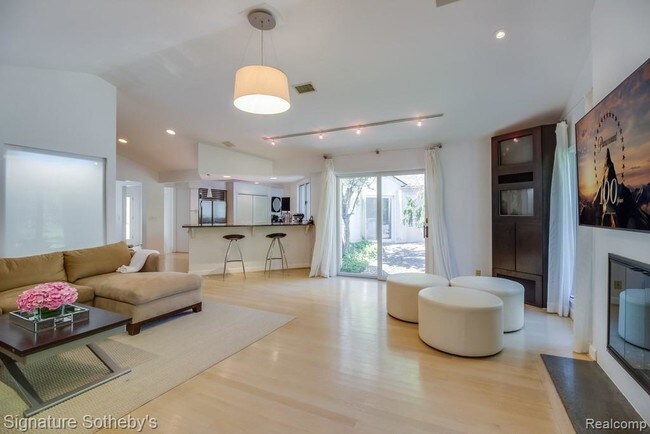 Foto del edificio - 5185 Longmeadow Rd