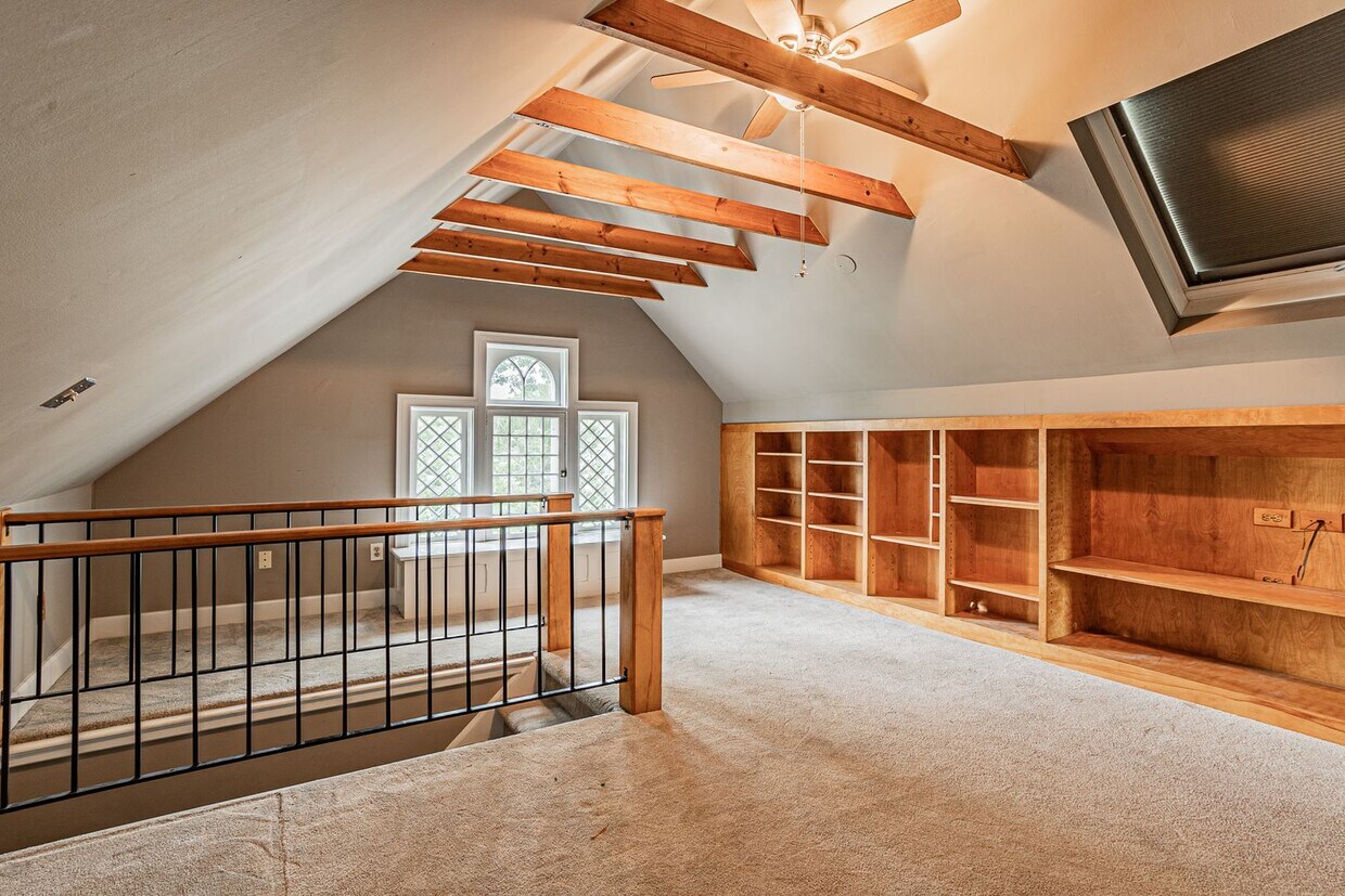 Primary Photo - Exceptional 3 Bed 2 Bath Home Near Sloan's...