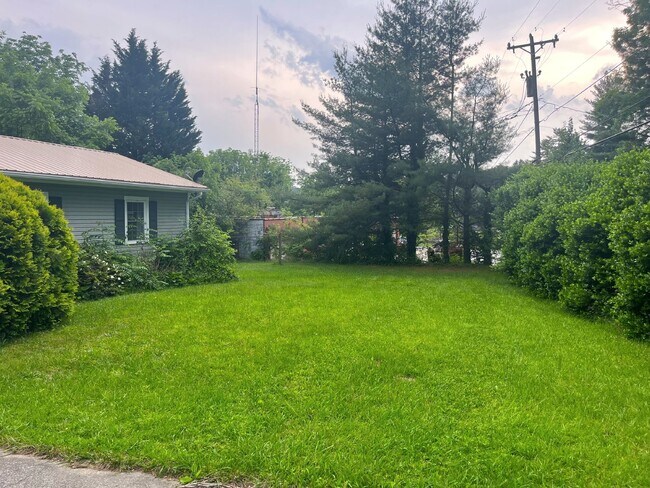 Foto del edificio - "Charming 3-Bedroom Retreat with Gleaming Hardwood Floors in Hendersonville!"