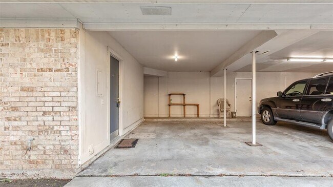 Building Photo - 10810 Sugar Hill Dr