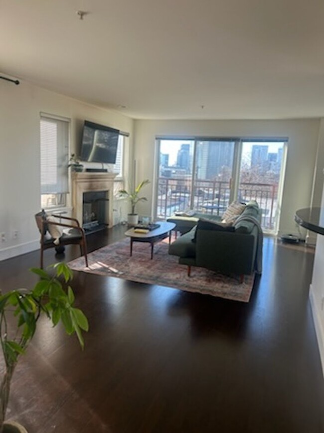 Building Photo - New Pricing! Large 1bed x 1 bath with epic...