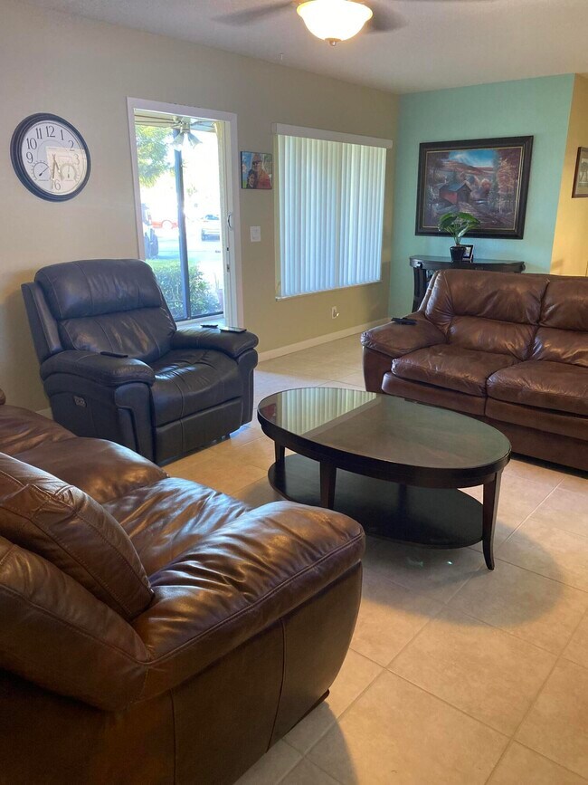 Foto del edificio - 341 Pine Ridge Cir