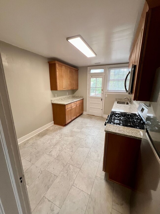 Building Photo - Huge 1 Bedroom Apartment, in the Near west...