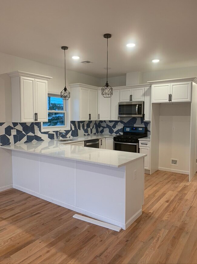 Modern Kitchen with a funky backsplash - 213 7th St