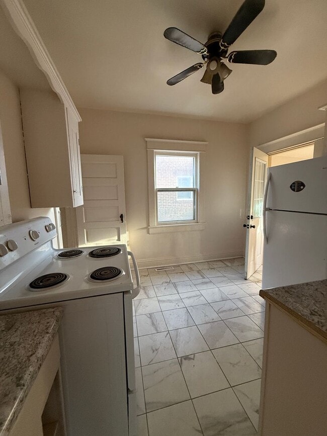 Building Photo - 3 Bedroom 1.5 Bathroom HOUSE