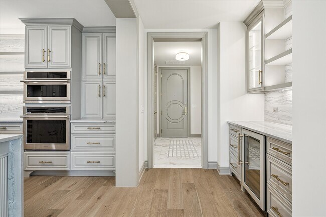 Building Photo - 1717 Bissonnet St