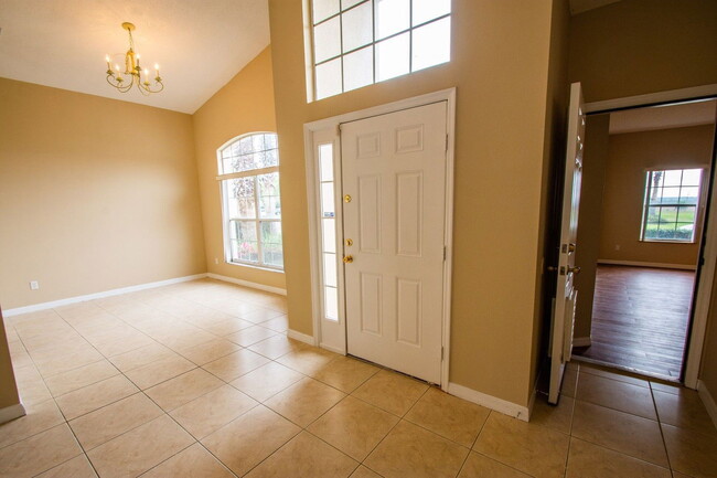 Building Photo - 421 Lockbreeze Dr