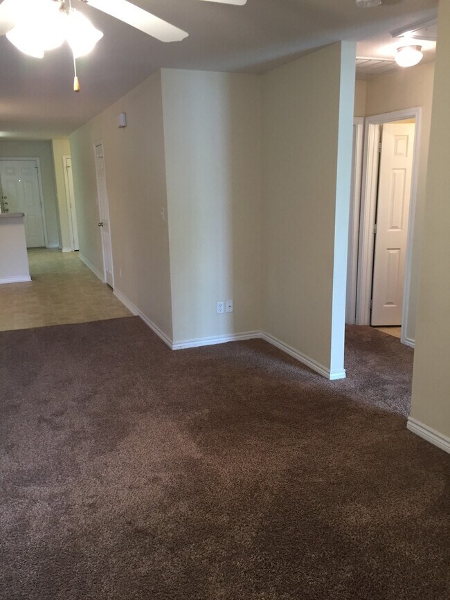 Building Photo - College Station. - 3 bedroom/3 bath Duplex, fenced in back yard, ready for an August 2026 move in.
