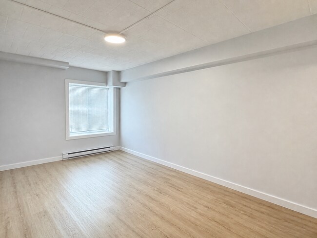 Photo du bâtiment - 360 Tecumseh Rd W