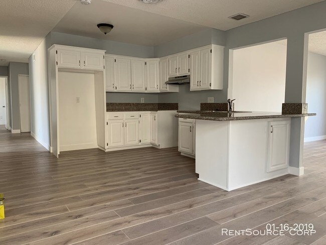 Building Photo - 6 Bedroom Home For Rent in Palmdale!