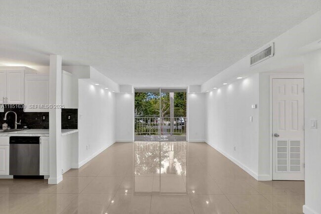 Foto del edificio - 494 NW 165th St