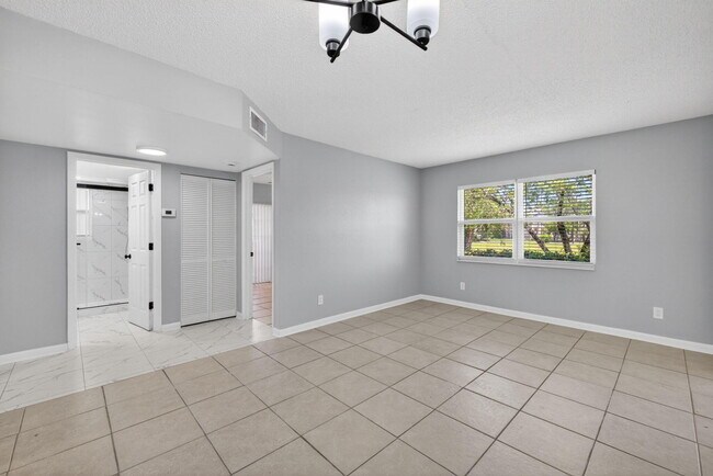 Building Photo - 1650 SE Green Acres Cir