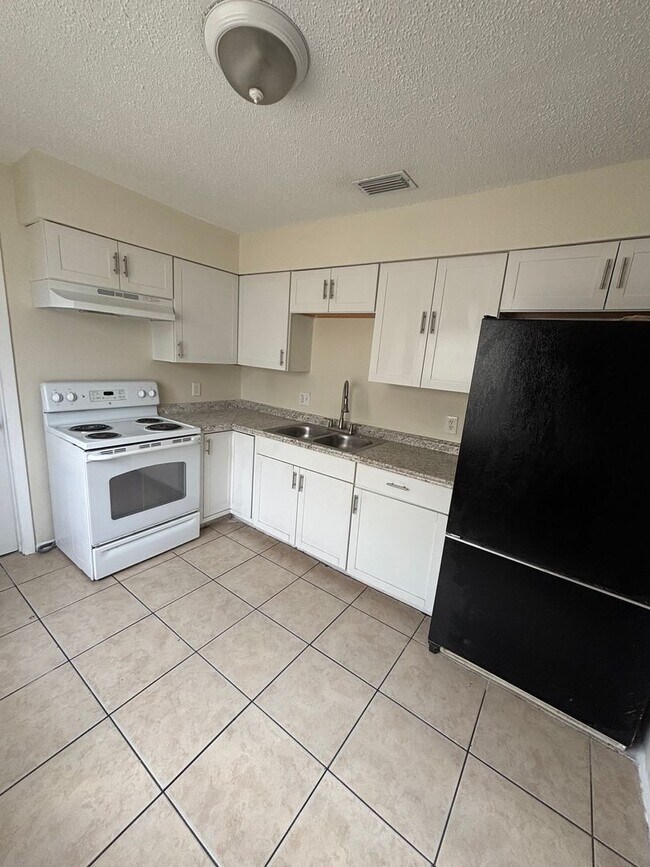 Foto del edificio - 3 bedroom 2 bath duplex