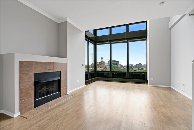 Building Photo - 600 N Kingsbury St