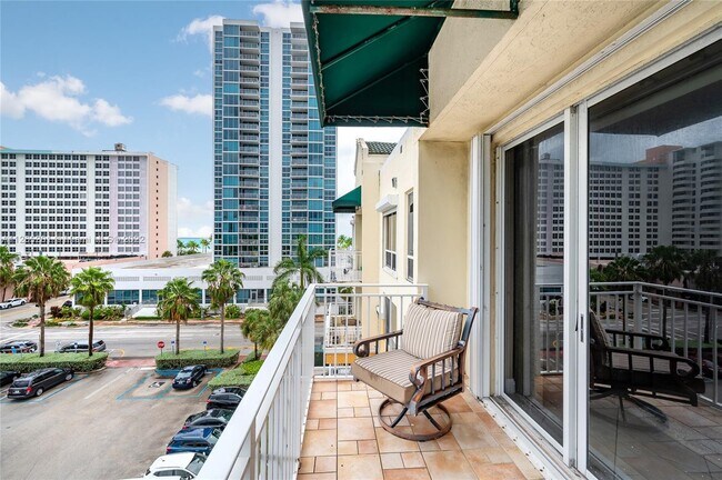 Building Photo - 2642 Collins Ave