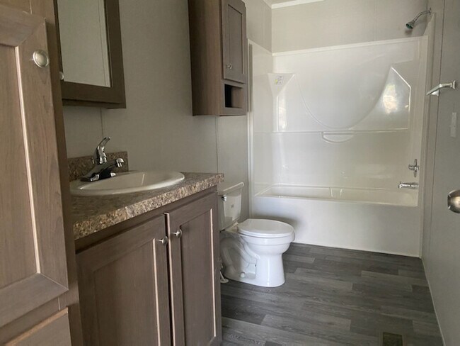 Foto del edificio - 93 Locust Ave