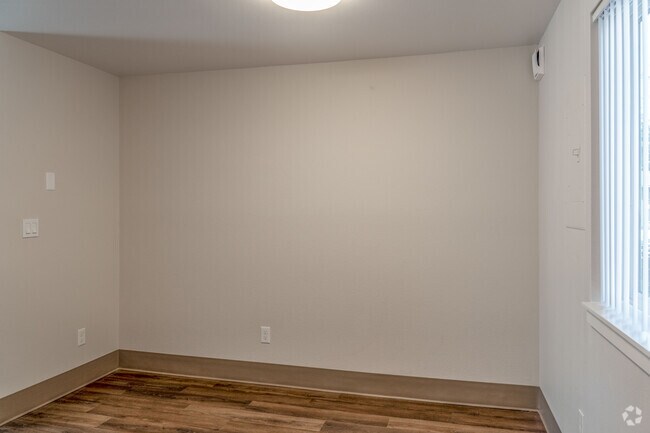 3 habitaciones, 1 baño, - Área de comedor - Cougar Creek Apartments