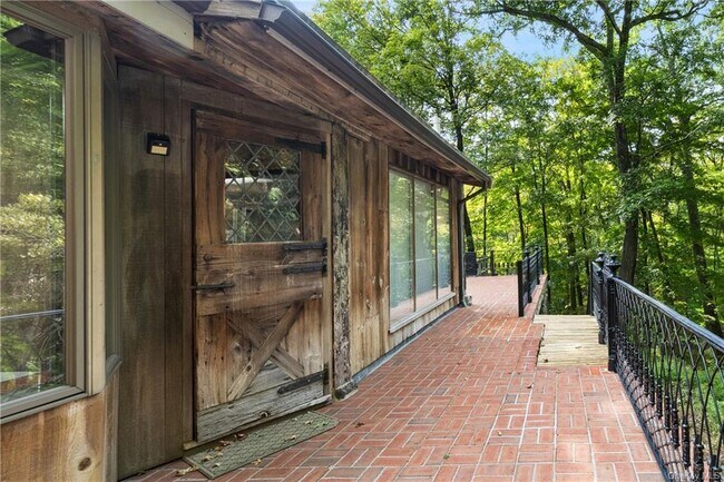 Building Photo - 176 Honey Hollow Rd