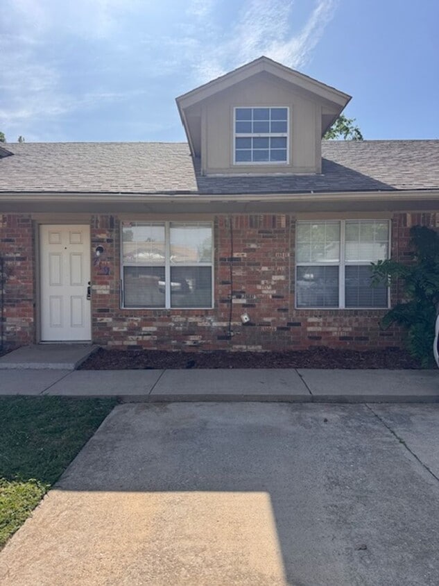 2 bed one bath spacious duplex in Mustang! - 2 bed one bath spacious duplex in Mustang!