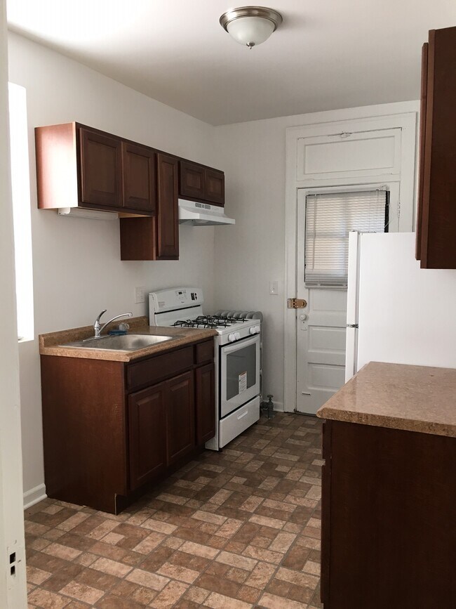 Building Photo - 5529 W Farragut Ave