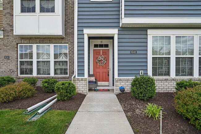 Building Photo - Stunning Modern and Spacious Townhouse!