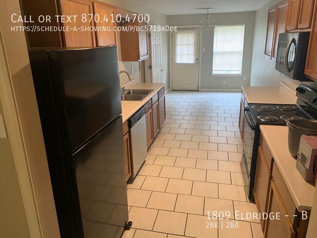 Building Photo - Spacious 1200 sq ft  2 bed /2 bath apartment