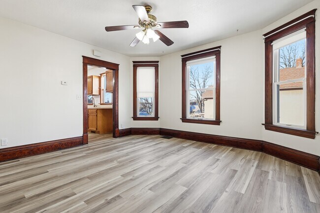 Foto del edificio - 104 Jessamine Ave W