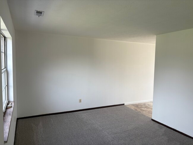 LIVING ROOM FROM FRONT DOOR - 715 Pearl Dr