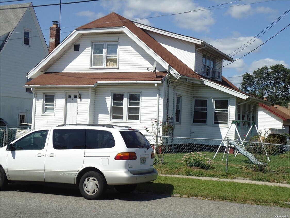 Primary Photo - 99-18 222nd St