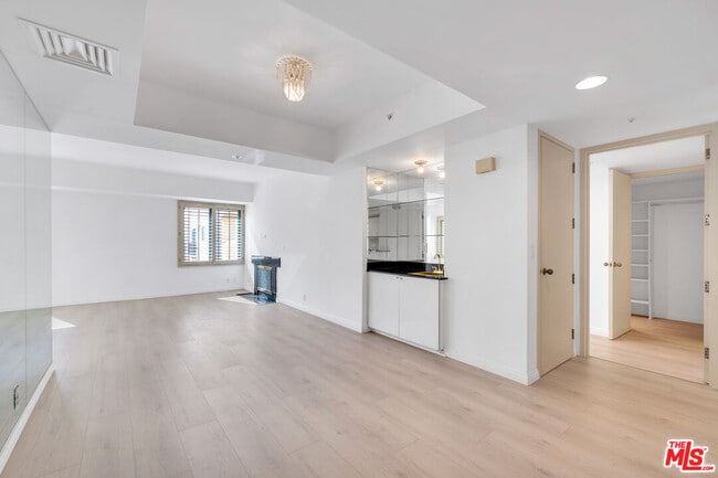 Building Photo - 10520 Wilshire Blvd