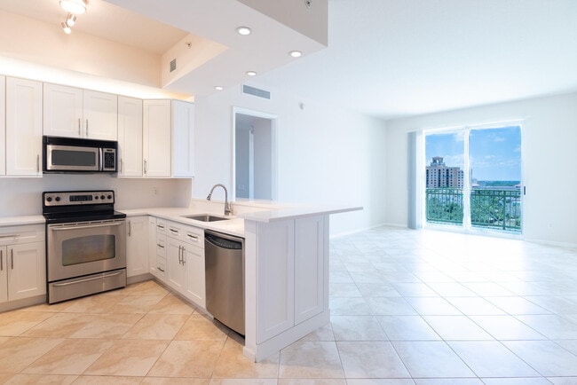 Building Photo - 403 S Sapodilla Ave